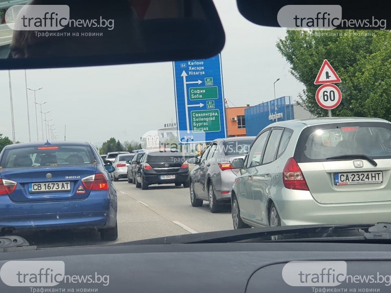 Огромна тапа от автомобили се образува на изхода на Пловдив.