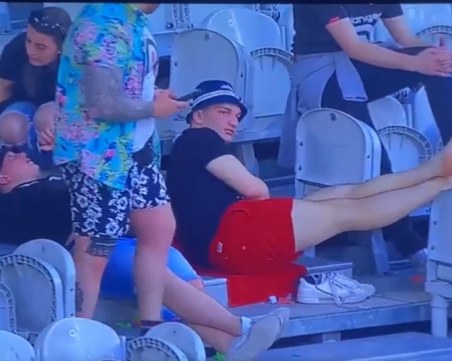 Футболни фенове с интересен протест за слабата игра на отбора си