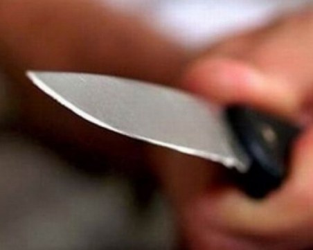 36-годишен се опита да убие своя приятелка, намушка я многократно с нож