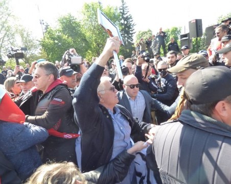 Бой пред паметника на Съветската армия