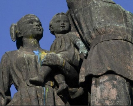 Дрон изля жълта и синя боя върху Паметника на съветската армия