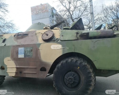 Колона с военна техника се придвижва към 