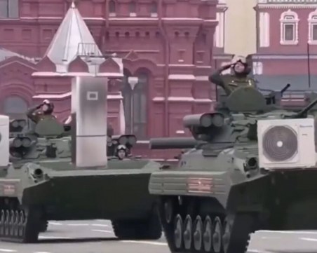 Украинското правителство с пародийно видео на парада в Русия: Танкове носят перални и хладилници