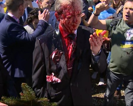 Заляха с червена боя посланика на Русия в Полша