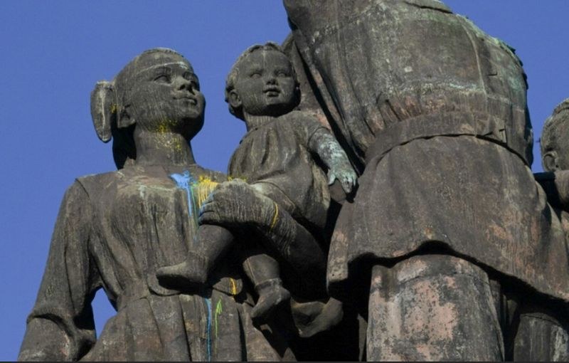 Дрон изля жълта и синя боя върху Паметника на съветската армия