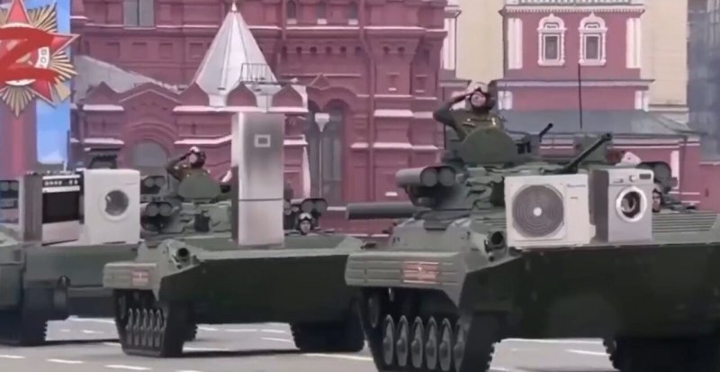 Украинското правителство с пародийно видео на парада в Русия: Танкове носят перални и хладилници