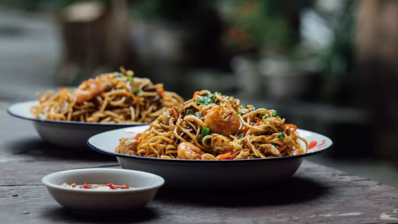 Вкусът на Китай: Пържени нудъли хокиен с яйца и зеленчуци