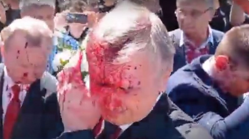 Руският посланик в Полша Сергей Андреев бе посрещнат със заливане