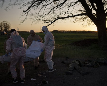 44 трупа на цивилни откриха в Изюм, 100 души все още са в обстрелвания завод 