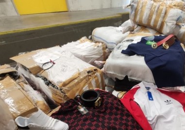 Полицаи в Първомай иззеха множество дрехи имитиращи оригинални марки Вчера