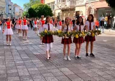 Две пловдивски училища отбелязват годишнините си днес в деня