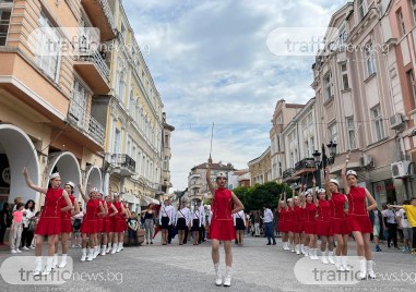 Ученички облечени в народни носии поведоха празничното шествие по случай