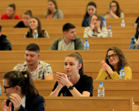 Нова програма дава 200 хил. лв. стипендия на студенти за обучение в чужбина