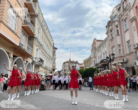 Шествие и танци в центъра на Пловдив, ученици поднесоха венци пред барелефа на Светите братя