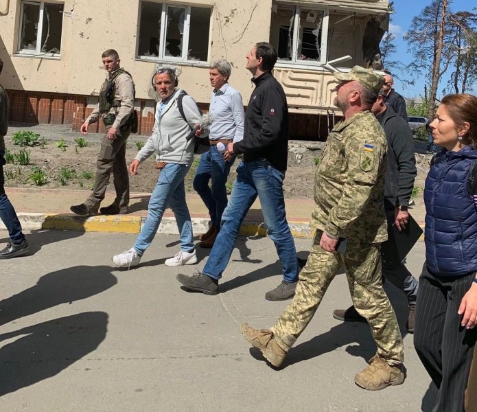 Нидерландски министър се скри в бомбоубежище в Киев