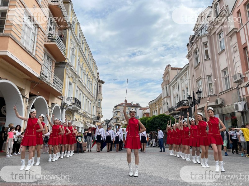 Шествие и танци в центъра на Пловдив, ученици поднесоха венци пред барелефа на Светите братя