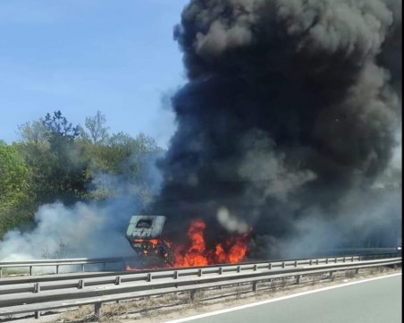 Камион избухна в пламъци на АМ Тракия