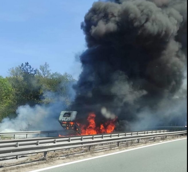 Камион избухна в пламъци на АМ Тракия