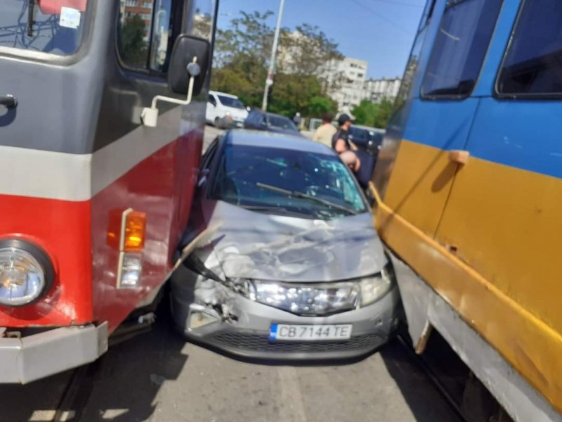 Кола се вряза между два трамвая в София