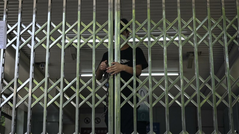 Пекин затвори над 90 метростанции заради COVID-19
