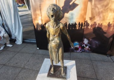 Скулптура Викът на украинската майка на Неделчо Костадинов уж изработена
