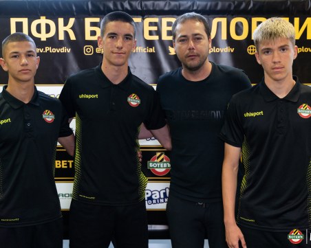 Ботев подписа първи професионални договори с трима юноши