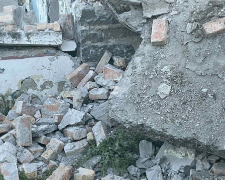 Дете е с опасност за живота след срутване на стена в Бургас