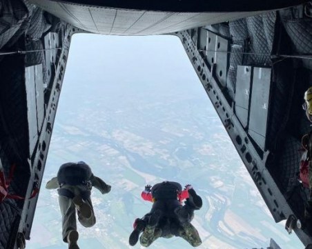 Двама военни парашутисти пострадаха при учение край Пловдив