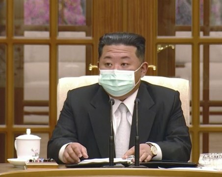 Ким Чен-ун с маска за първи път, нареди блокиране на всички градове