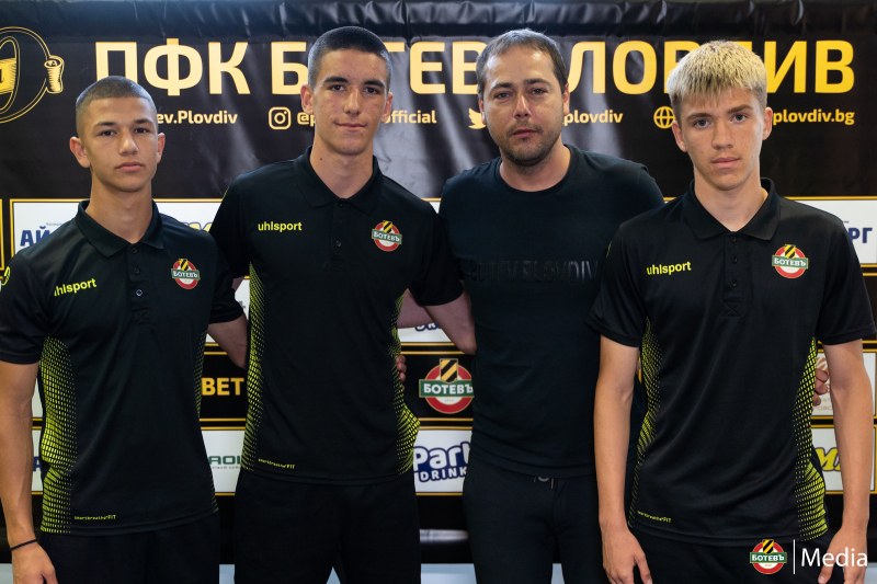 Ботев подписа първи професионални договори с трима юноши