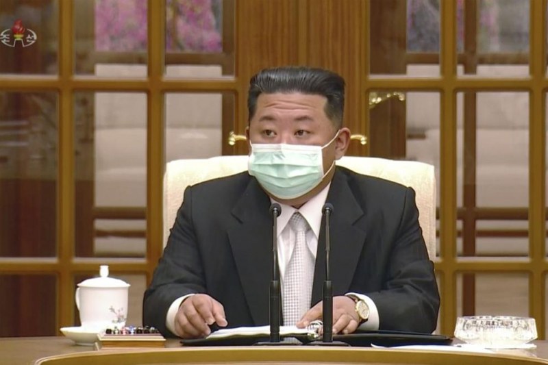 Ким Чен-ун с маска за първи път, нареди блокиране на всички градове