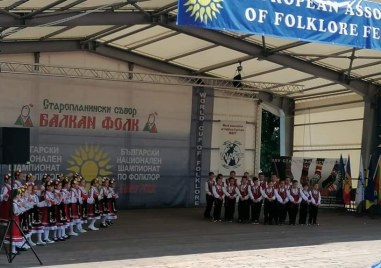 Детски танцов състав Китчица от град Раковски с ръководител Пенко