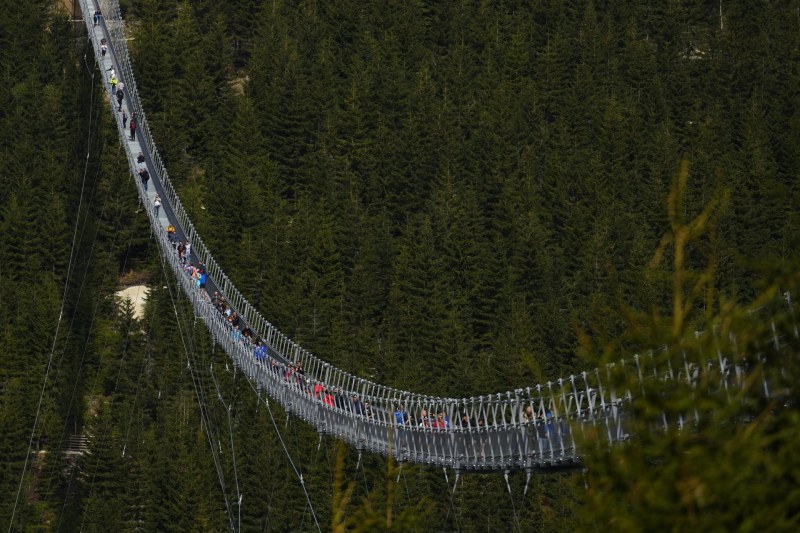 Най-дългият висящ пешeходен мост в света беше открит в Чехия.