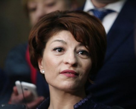 Десислава Атанасова: Обмисляме вот на недоверие срещу правителството
