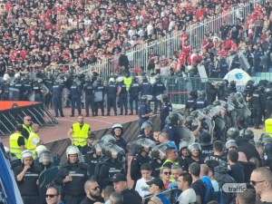 Напрежение на дербито в София! Фенове нахлуха на терена