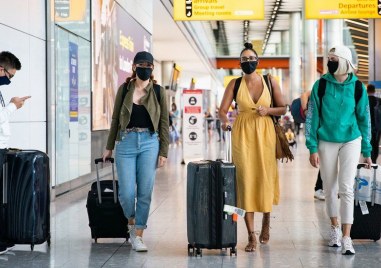 Европейският съюз отменя задължителното носене на маски по летищата и