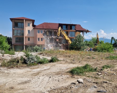 Багери бутат първия хотел на Гребната база в Пловдив