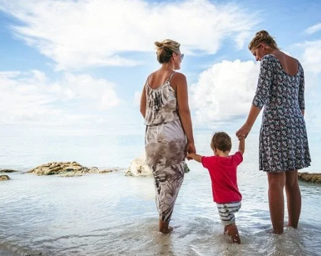 Дете на еднополово семейство ще вземе български акт за раждане с 