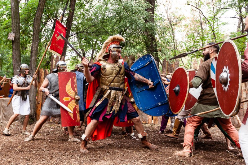 150 гладиатори, рицари и занаятчии разказват древната история на Пловдив
