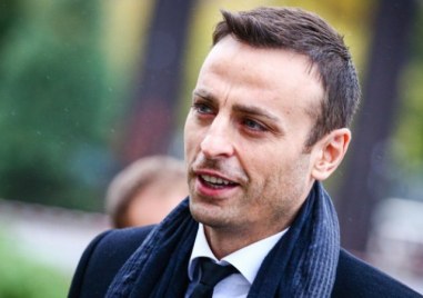 Димитър Бербатов се срещна с премиера Кирил Петков пред сградата