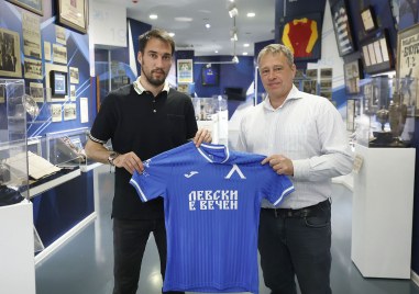 Бившият капитан на националния отбор Ивелин Попов официално се завърна