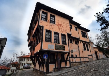 Реставрация на автентични елементи като дъгообразните корубести турски керемеди дървената