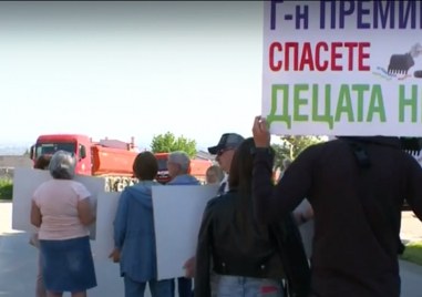 Жители обявиха едноседмичен протест и блокираха пътя край Белащица Отново се