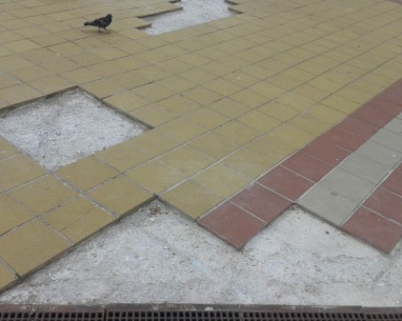 Спипаха апаш да краде плочи от пешеходна зона в Кършияка