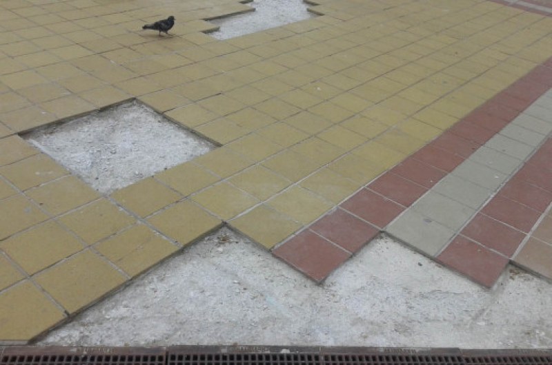 Спипаха апаш да краде плочи от пешеходна зона в Кършияка