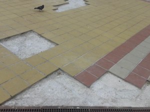 Спипаха апаш да краде плочи от пешеходна зона в Кършияка