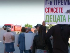 Жители на Белащица направиха жива верига и блокираха пътя край кариерата