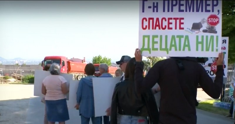 Жители на Белащица направиха жива верига и блокираха пътя край кариерата