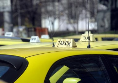 Колона от таксита се придвижва по бул България и ще
