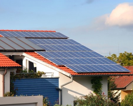 ЕК предлага новите сгради от 2029 г. задължително  да със слънчеви батерии на покривите